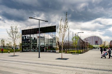 Moskova'nın çok katlı binaları ve sokakları ile yeni yerleşim alanları