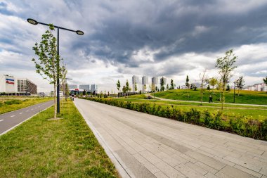 Moskova'nın çok katlı binaları ve sokakları ile yeni yerleşim alanları