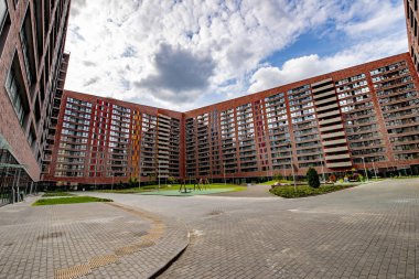 Modern çok katlı premium konut binasının cephesi