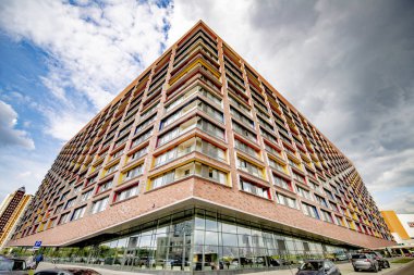Modern çok katlı premium konut binasının cephesi