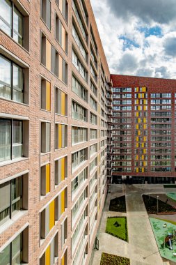 Modern çok katlı premium konut binasının cephesi