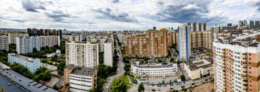 Moskova'nın çok katlı binaları ve sokakları ile yeni yerleşim alanları