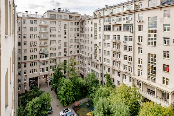 Bulutlu bir kış gününde Moskova 'nın merkezindeki sokakların ve evlerin panoramik manzarası