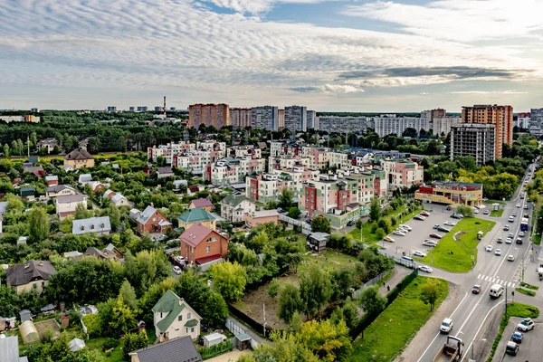 Moskova'nın çok katlı binaları ve sokakları ile yeni yerleşim alanları