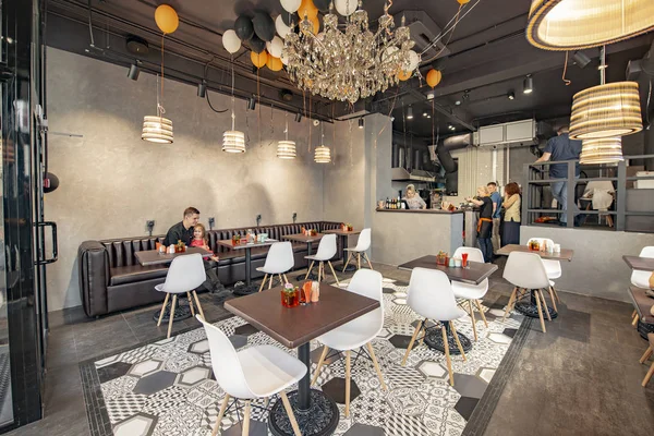 Moskova/Rusya- 26 Ağustos 2019 Moskova'nın merkezinde modern tasarımlı küçük bir kafe aç