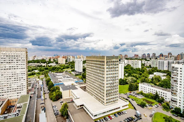 莫斯科新住宅区 拥有多层建筑和街道 — 图库照片