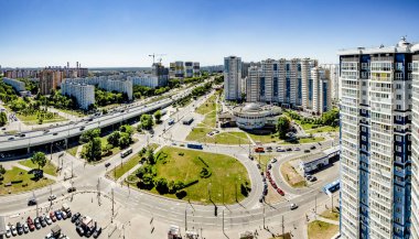 Moskova'nın eteklerinde çok katlı konut binaları ile modern bir alan