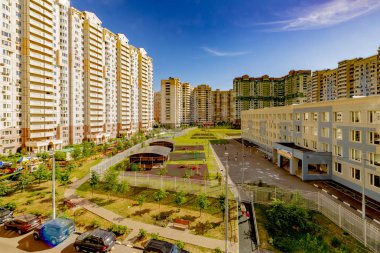 Moskova'nın eteklerinde çok katlı konut binaları ile modern bir alan