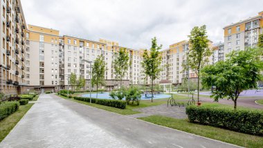 Moskova'nın eteklerinde çok katlı konut binaları ile modern bir alan