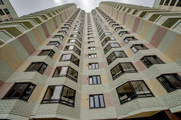 近代的な複数階建ての高級住宅のファサード — ストック写真