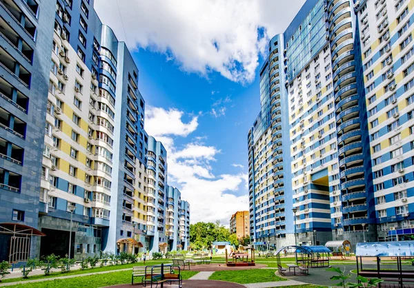 Modern çok katlı premium konut binasının cephesi