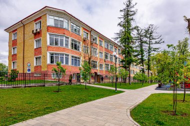 Taş kaldırımları ve bankları olan bahar parkı