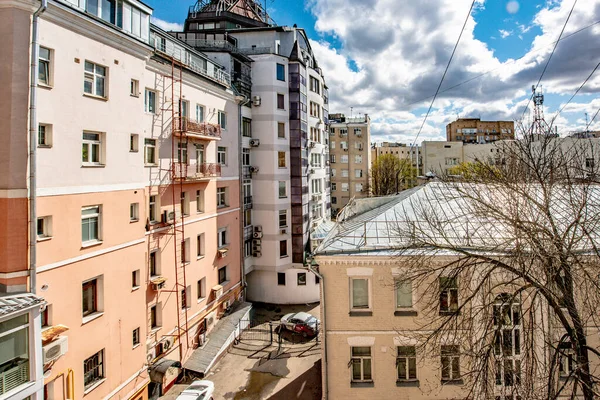 Ulice Centrum Moskwy Wiosenny Dzień Chmurami — Zdjęcie stockowe