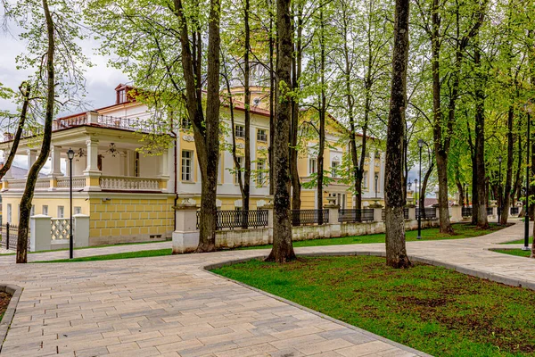 Весенний Парк Каменными Дорожками Скамейками — стоковое фото