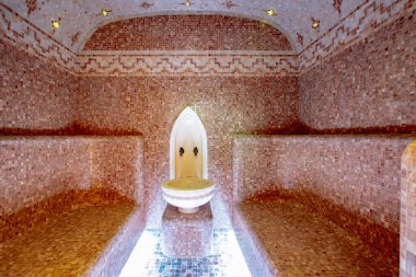 Modern renkli ışıklandırma ve taş lavabosu olan geleneksel hamam saunası.