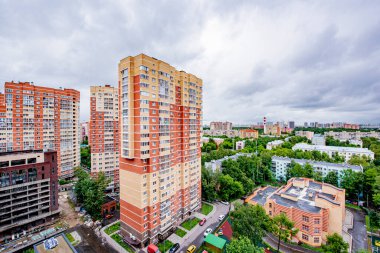 Modern bir Rus şehrinde çok katlı binaların bulunduğu yeni yerleşim alanlarının panoraması