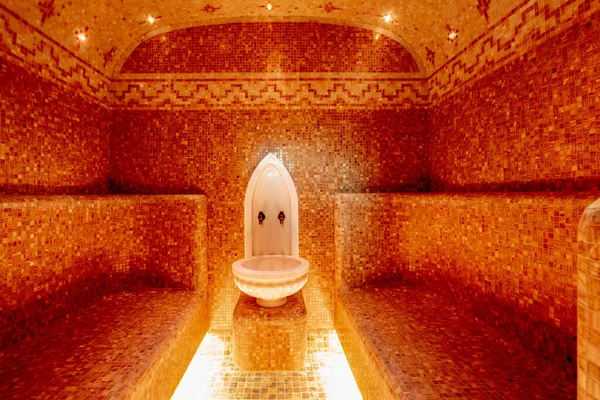 Traditionell Hamam Bastu Med Modern Färgad Belysning Och Sten Tvättställ — Stockfoto