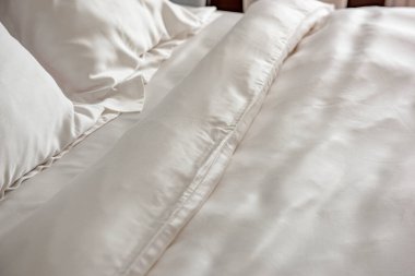 Yatak odasındaki büyük bir yatakta güzel bir yatak.