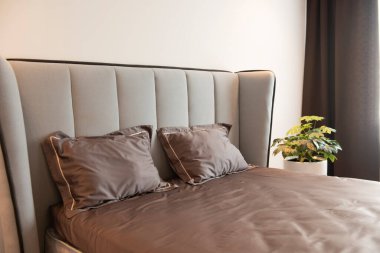 Yatak odasındaki büyük bir yatakta güzel bir yatak.