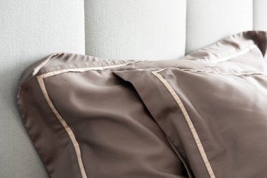 Yatak odasındaki büyük bir yatakta güzel bir yatak.