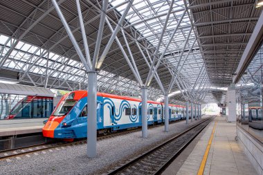 MOSCOW / RUSSIA - 21 Temmuz 2020 Moskova 'daki yeni bir tren istasyonunda modern yolcu treni