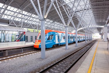 MOSCOW / RUSSIA - 21 Temmuz 2020 Moskova 'daki yeni bir tren istasyonunda modern yolcu treni