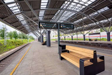 MOSCOW / RUSSIA - 21 Temmuz 2020 Moskova 'daki yeni bir tren istasyonunda modern yolcu treni