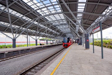 MOSCOW / RUSSIA - 21 Temmuz 2020 Moskova 'daki yeni bir tren istasyonunda modern yolcu treni