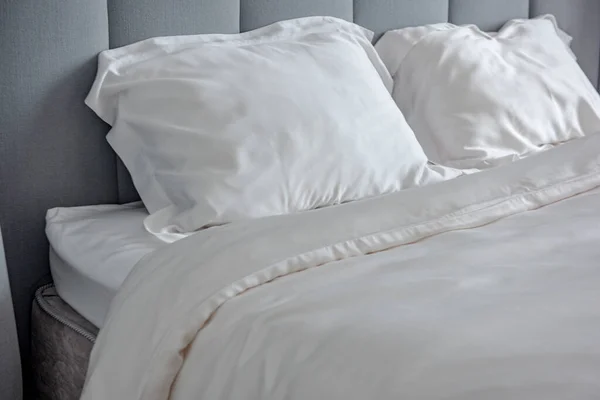 Schöne Bettwäsche Auf Einem Großen Bett Schlafzimmer — Stockfoto