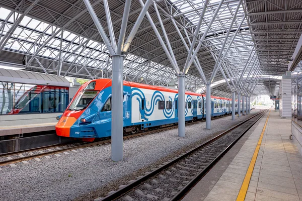 MOSCOW / RUSSIA - 21 Temmuz 2020 Moskova 'daki yeni bir tren istasyonunda modern yolcu treni