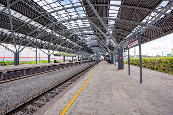 MOSCOW / RUSSIA - 21 Temmuz 2020 Moskova 'daki yeni bir tren istasyonunda modern yolcu treni
