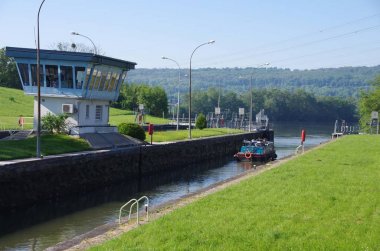 Fransa, Avrupa'da Paris yakınlarındaki Oise nehri üzerinde kilitleyin