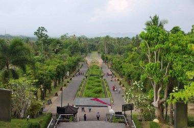 Endonezya'da Java adasında Yogyakarta yakınlarındaki Borobudur tapınağında Alley