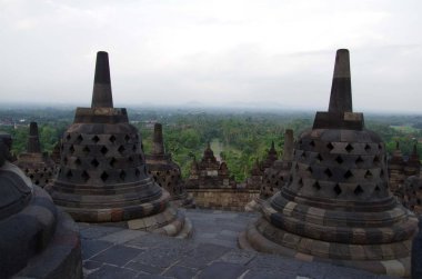 Endonezya'da Java adasında Yogyakarta yakınlarındaki Borobudur tapınağında Stupas