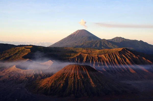 印尼爪哇岛黎明时分的布罗莫火山 — 图库照片