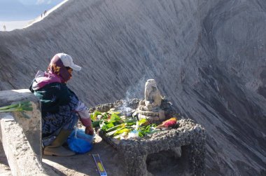 Endonezya'da Java adasında Bromo yanardağı krater tarafında Sunak