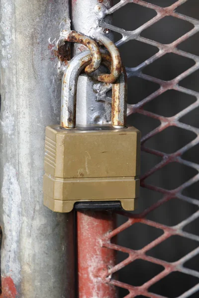 Gros Plan Vieux Cadenas Combinaison Rouillé Sur Une Porte Métallique — Photo