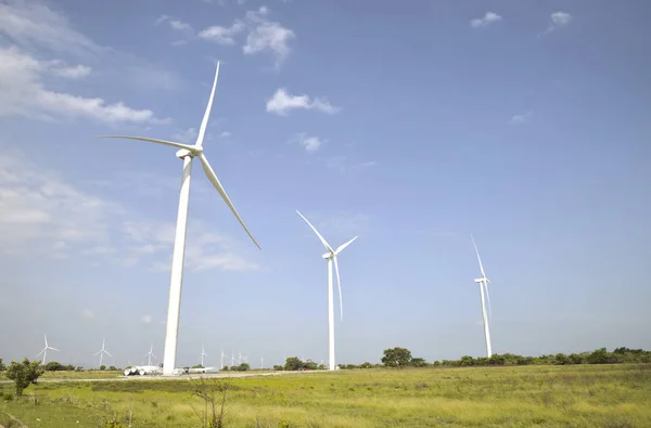 Weergave Van Een Windmolenpark Met Verschillende Turbines Met Een Mooie — Stockfoto