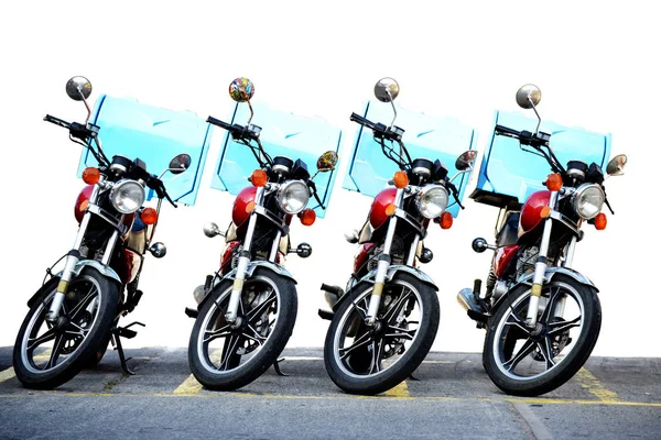 Groep Van Levering Motorfietsen Geparkeerd Buiten Met Een Witte Achtergrond — Stockfoto