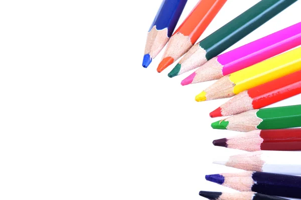 Beyaz Üzerine Birkaç Renkli Kalemler Makro Çekim — Stok fotoğraf