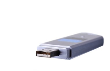 usb stick üzerinde beyaz bir arka plan izole