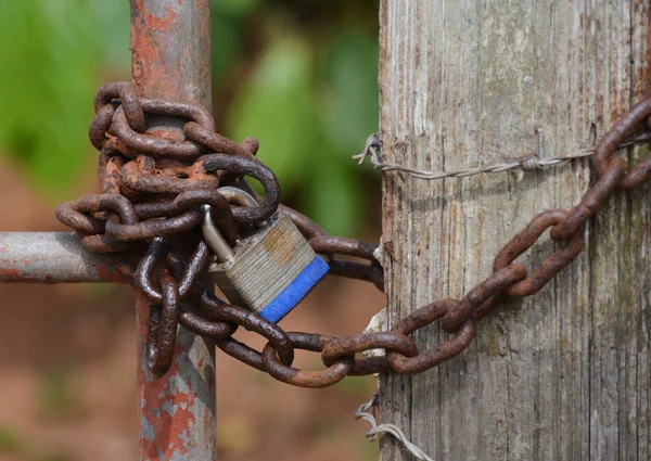 Close Van Een Oude Sluis Een Roestig Ketting Een Ijzeren — Stockfoto