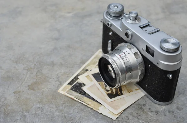 Old Camera Photographs Gray Concrete Background Copy Space — Stock Photo, Image