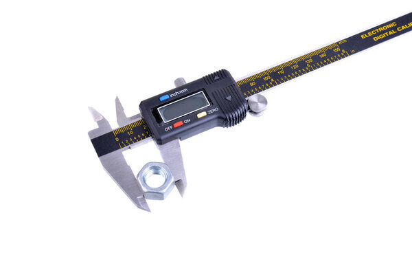 Макровыстрел из суппорта с гайкой, изолированной на белом
