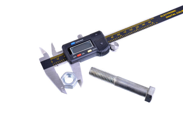 Крупный план суппорта с гайкой и болтом на белом фоне
