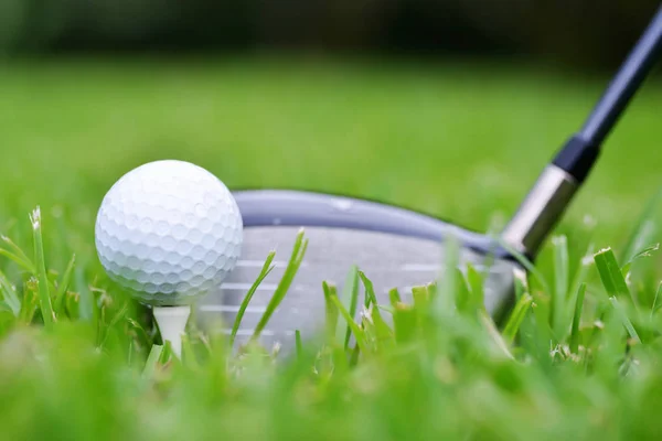 Macro Opname Van Een Golfclub Met Bal Tee Fairway Gras — Stockfoto