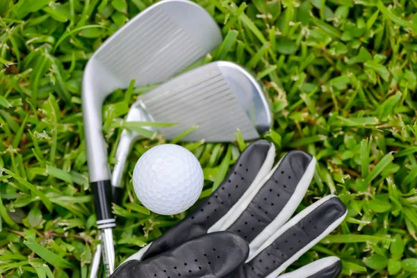 ゴルフのアイアンとフェアウェー草の革手袋とボール — ストック写真