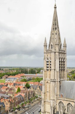 Ypres-Belçika-Mayıs 19, 2015: St Martin's Katedrali, dikey görünüm de Sait Martin'in Kilisesi denir. Bir katedral ve koltuk piskoposluk eski Ypres 1561 üzerinden 1801 için yapıldı.