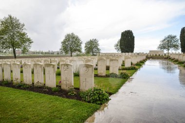 Ypres-Belçika-Mayıs 19, 2015: Savaş mezarlığı Ypres depecting mezarlar tabii Dünya Savaşı'ndan gelen askerlerin Belçikalı City.