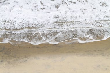 Bir dalga kıyıya geliyor, yakın çekim